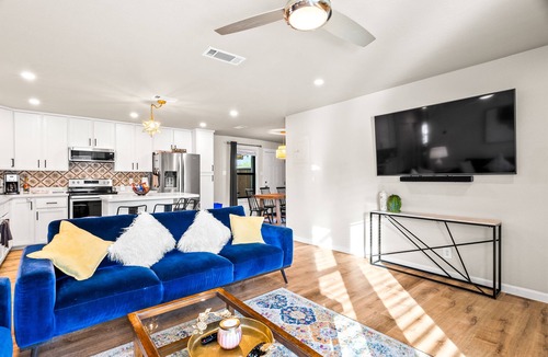 Eastern Division House | Casa del Sol: Chic Family Home with Heatable Private Pool & Guest House
