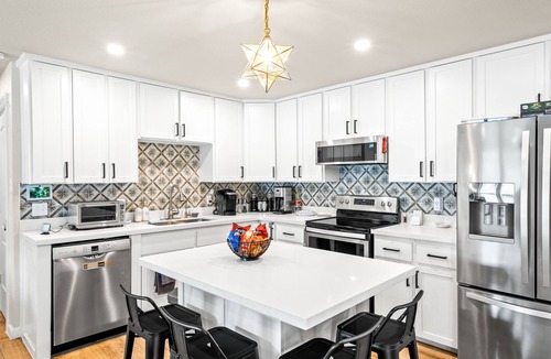 Eastern Division House | Casa del Sol: Chic Family Home with Heatable Private Pool & Guest House