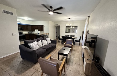 Biggs Field House | Casa desert jewel