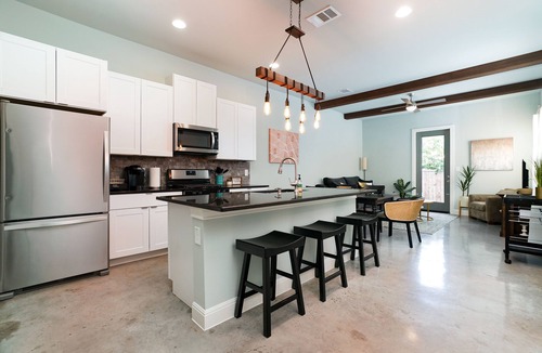 Historic Garderns House | Casa Dolce Vita by the Alamodome - Pet Friendly