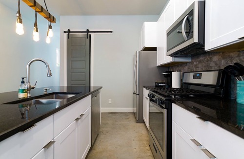 Historic Garderns House | Casa Dolce Vita by the Alamodome - Pet Friendly