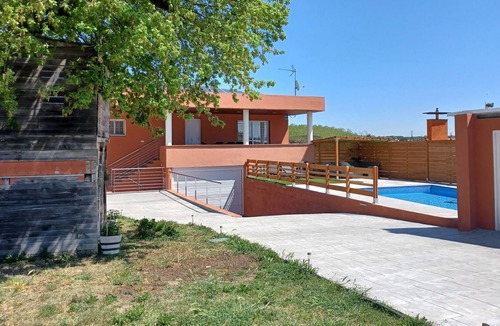 Caldes de Malavella Ski Chalet | Casa "El Roble" Piscina, Barbacoa, Jardín, Wifi y Parking Gratis