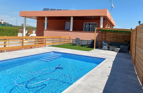 Caldes de Malavella Ski Chalet | Casa "El Roble" Piscina, Barbacoa, Jardín, Wifi y Parking Gratis