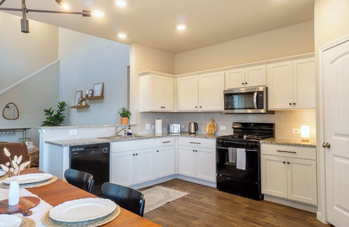 Pflugerville House | Casa Encanto - Modern Stay, 2 Lounges, Gym & Fire Pit