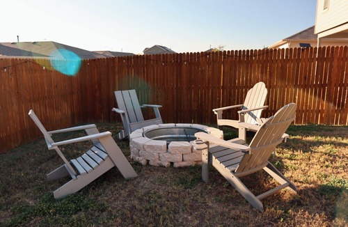 Pflugerville House | Casa Encanto - Modern Stay, 2 Lounges, Gym & Fire Pit