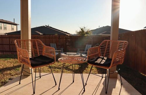 Pflugerville House | Casa Encanto - Modern Stay, 2 Lounges, Gym & Fire Pit