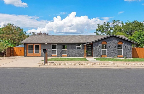 South Manchaca House | ~ Casa Esmeralda ~South Austin Oasis- Private Pool
