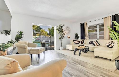 Hallandale Beach House | Casa Eva Turfed Pool 5Br 10 Mins Beach