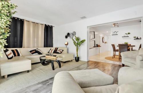 Hallandale Beach House | Casa Eva Turfed Pool 5Br 10 Mins Beach