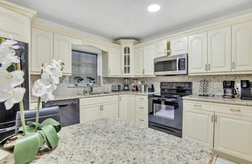 Hallandale Beach House | Casa Eva Turfed Pool 5Br 10 Mins Beach