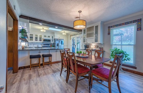 Roswell House | Casa Feathergrass