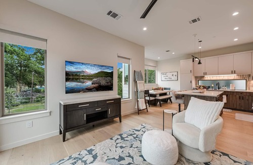 Govalle House | Casa Govalle 3BR Sleeps 8 Private Pool Retreat+ Fire Pit Near Downtown Austin