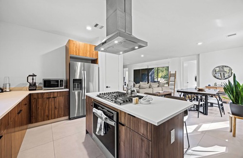 Conroe House | CASA GRANADA - 5 Bed 4 Bath + FirePit + Patio + Large Backyard + TV's