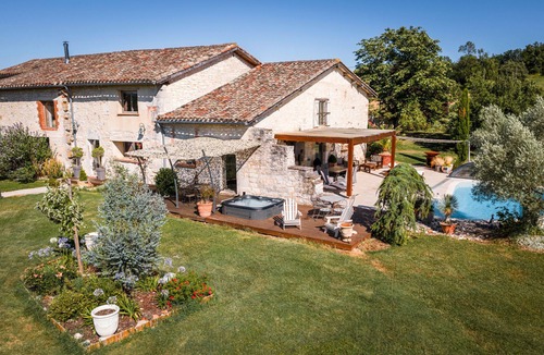 Castelnau-de-Montmiral Ski Chalet | Casa Guillarmou - Heated Pool & Spa - Splendid