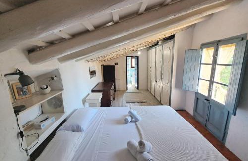 Bellcaire d'Emporda House | Casa Histórica con Piscina en la Costa Brava
