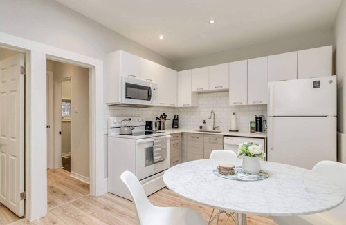 Leslieville Hotel | Casa Hotels: Chic Suite w Fireplace Leslieville