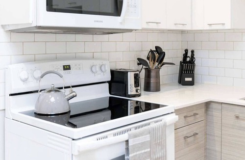 Leslieville Hotel | Casa Hotels: Chic Suite w Fireplace Leslieville