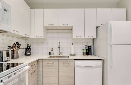 Leslieville Hotel | Casa Hotels: Chic Suite w Fireplace Leslieville