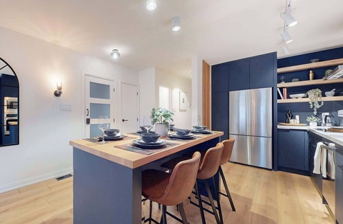 Leslieville Hotel | Casa Hotels: Elegant 2BR Suite in Leslieville