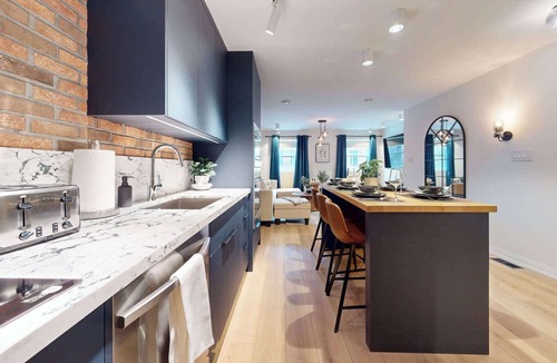 Leslieville Hotel | Casa Hotels: Elegant 2BR Suite in Leslieville