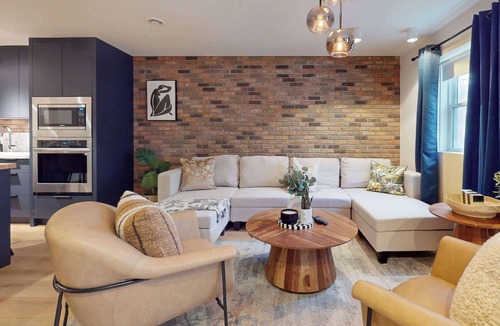 Leslieville Hotel | Casa Hotels: Elegant 2BR Suite in Leslieville