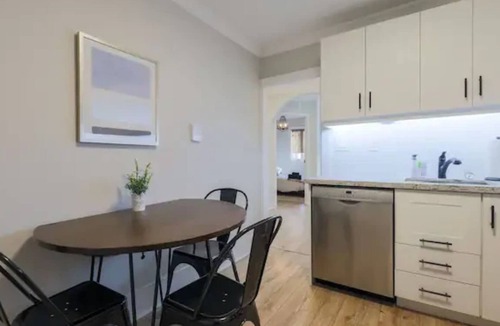 Leslieville Hotel | Casa Hotels: Modern 2BR Suite in Leslieville