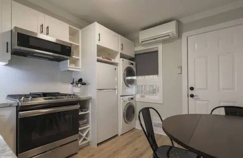 Leslieville Hotel | Casa Hotels: Modern 2BR Suite in Leslieville