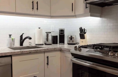 Leslieville Hotel | Casa Hotels: Modern 2BR Suite in Leslieville