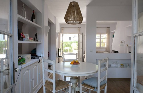 Pals Cottage | Casa Julia, a charming cottage with a shared pool and lots of space