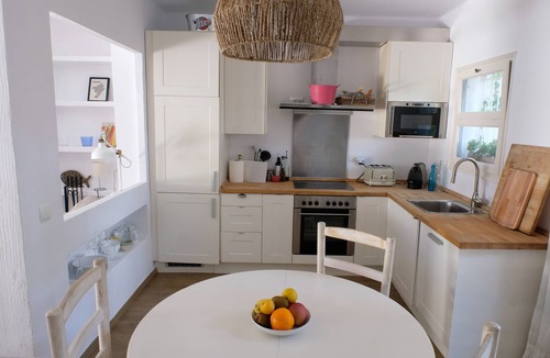 Pals Cottage | Casa Julia, a charming cottage with a shared pool and lots of space