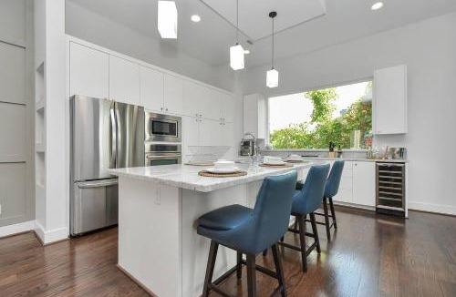 Midtown House | Casa LaBella - Downtown Skyline Views - Sleeps 10