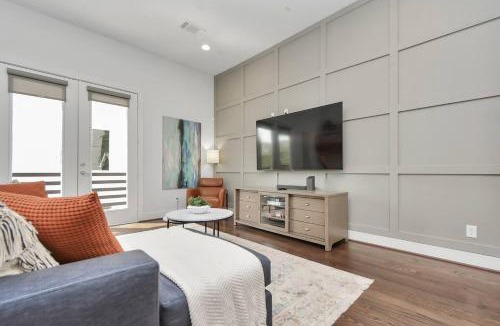 Midtown House | Casa LaBella - Downtown Skyline Views - Sleeps 10
