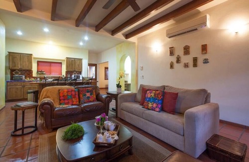 La Paz House | Casa Linda