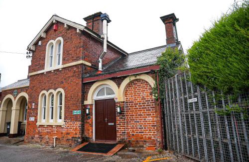 Albrighton House | Casa Luma - Albrighton station