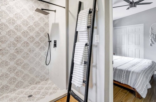 Conway House | Casa Luna- Unique Lakefront Home