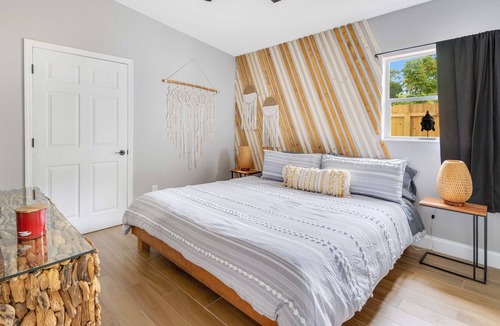 Conway House | Casa Luna- Unique Lakefront Home