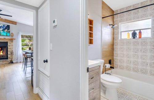 Conway House | Casa Luna- Unique Lakefront Home