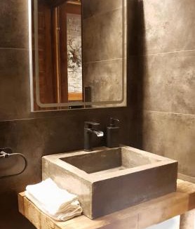 Sant Joan de Les Abadesses Apartment | Casa Matilda - Apartamento con chimenea, vistas, rustico-elegante en el centro