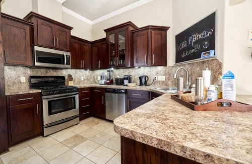 Central Oklahoma City House | Casa Mahogany - East Bricktown's Contemporary Gem. HOT TUB!