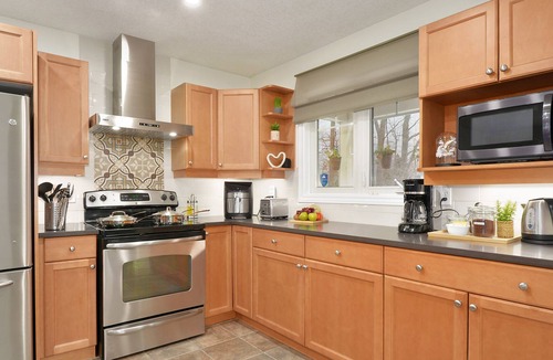 Lambton Shores House | Casa Mariposa ~ Hot Tub ~ Game Room ~ Fire Pit ~ Near Beach