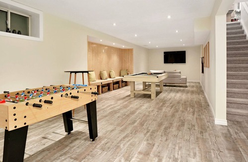 Lambton Shores House | Casa Mariposa ~ Hot Tub ~ Game Room ~ Fire Pit ~ Near Beach