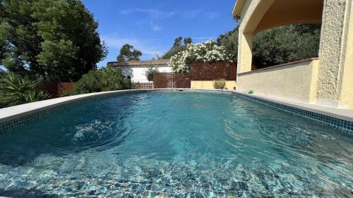 El Mas Fumats House | Casa Mas Fumats con piscina terraza y garaje AV-49