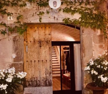 Sant Jordi Desvalls Bed & Breakfast | Casa Migdia