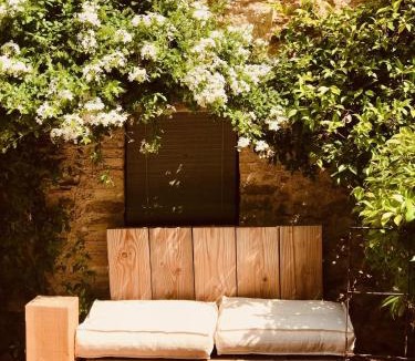 Sant Jordi Desvalls Bed & Breakfast | Casa Migdia