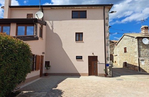 Kastelir House | Casa Mirelia for two with garden and whirlpool