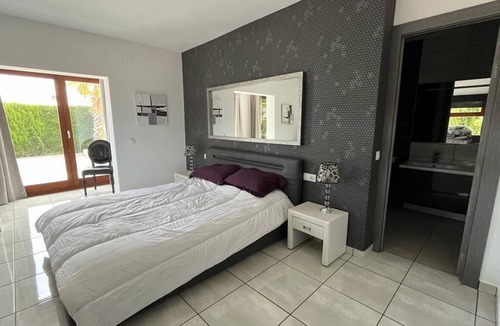 Les Tres Cales Ski Chalet | Casa Moderna con Vistas al Mar!