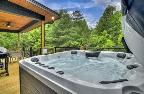 Blue Ridge Villa | Casa Moderne - Cozy modern vibes plus a hot tub