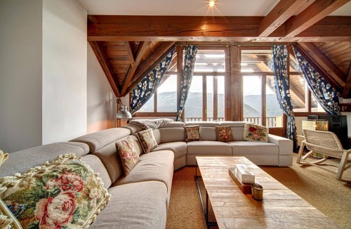 Beret House | Casa Mont-Romies by Totiaran