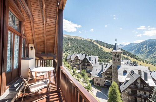 Beret House | Casa Mont-Romies by Totiaran