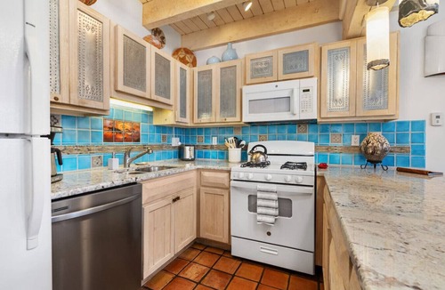 South Capitol House | Casa Monzon- Perfect location, Cedar Soaking Tub